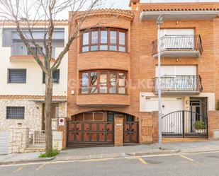 Vista exterior de Casa o xalet en venda en Mataró amb Aire condicionat, Calefacció i Jardí privat