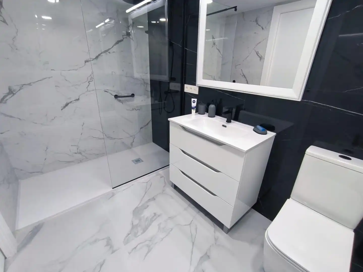 Bathroom of Flat for sale in Benidorm  with Air Conditioner, Heating and Furnished