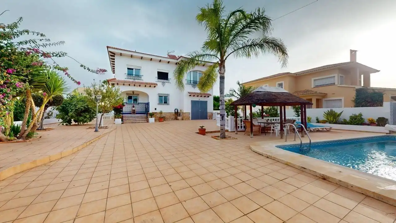 Vista exterior de Casa o xalet en venda en L'Alfàs del Pi amb Jardí privat, Terrassa i Traster