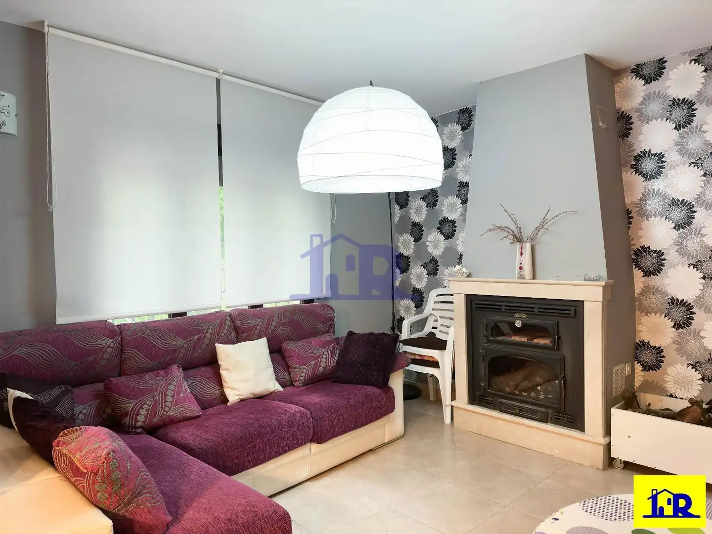 Sala d'estar de Casa adosada en venda en Cuenca amb Calefacció i Moblat