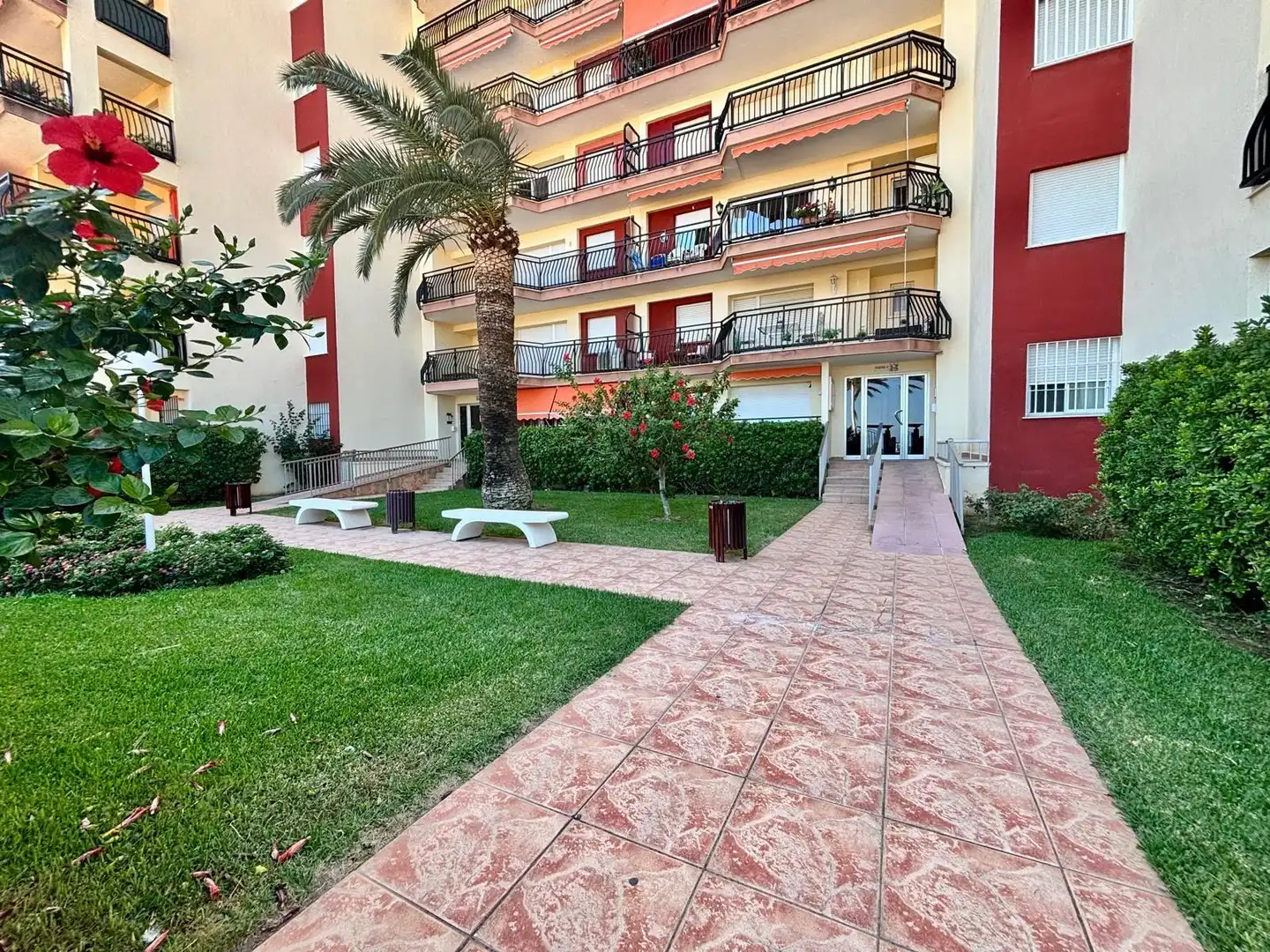 Vista exterior de Apartament en venda en Gandia amb Aire condicionat, Jardí privat i Terrassa