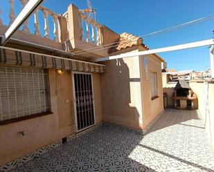 Vista exterior de Casa adosada en venda en Torrevieja amb Terrassa, Piscina i Piscina comunitària