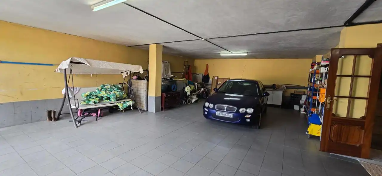 Aparcament de Casa o xalet en venda en Vilagarcía de Arousa amb Calefacció, Jardí privat i Terrassa