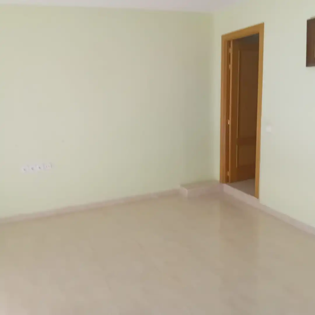 Dormitori de Casa adosada en venda en Aranjuez amb Jardí privat, Moblat i Alarma