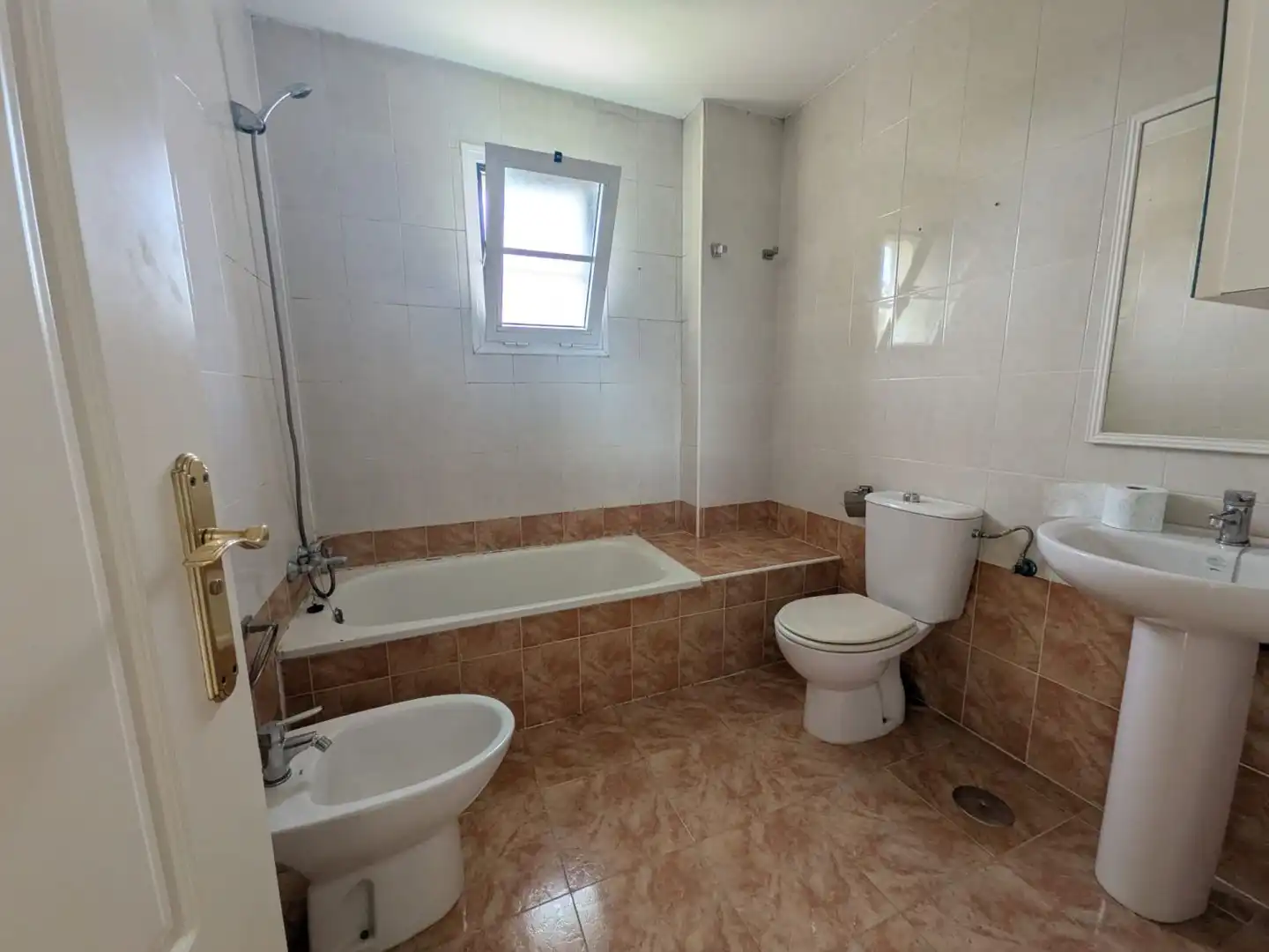 Baño de Casa adosada en venta en Aznalcázar con Aire acondicionado y Terraza