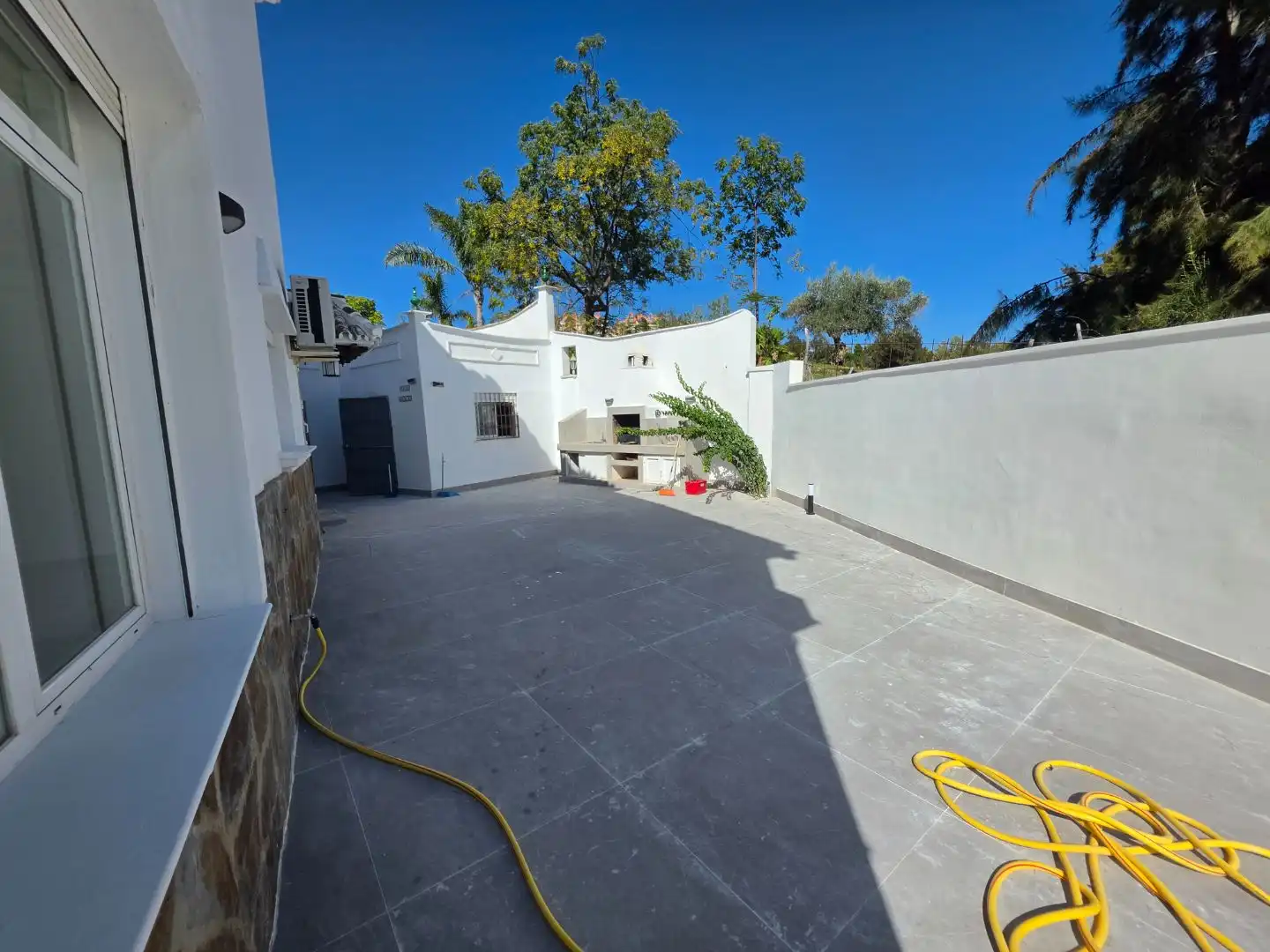Vista exterior de Casa o xalet de lloguer en Marbella amb Jardí privat, Terrassa i Piscina