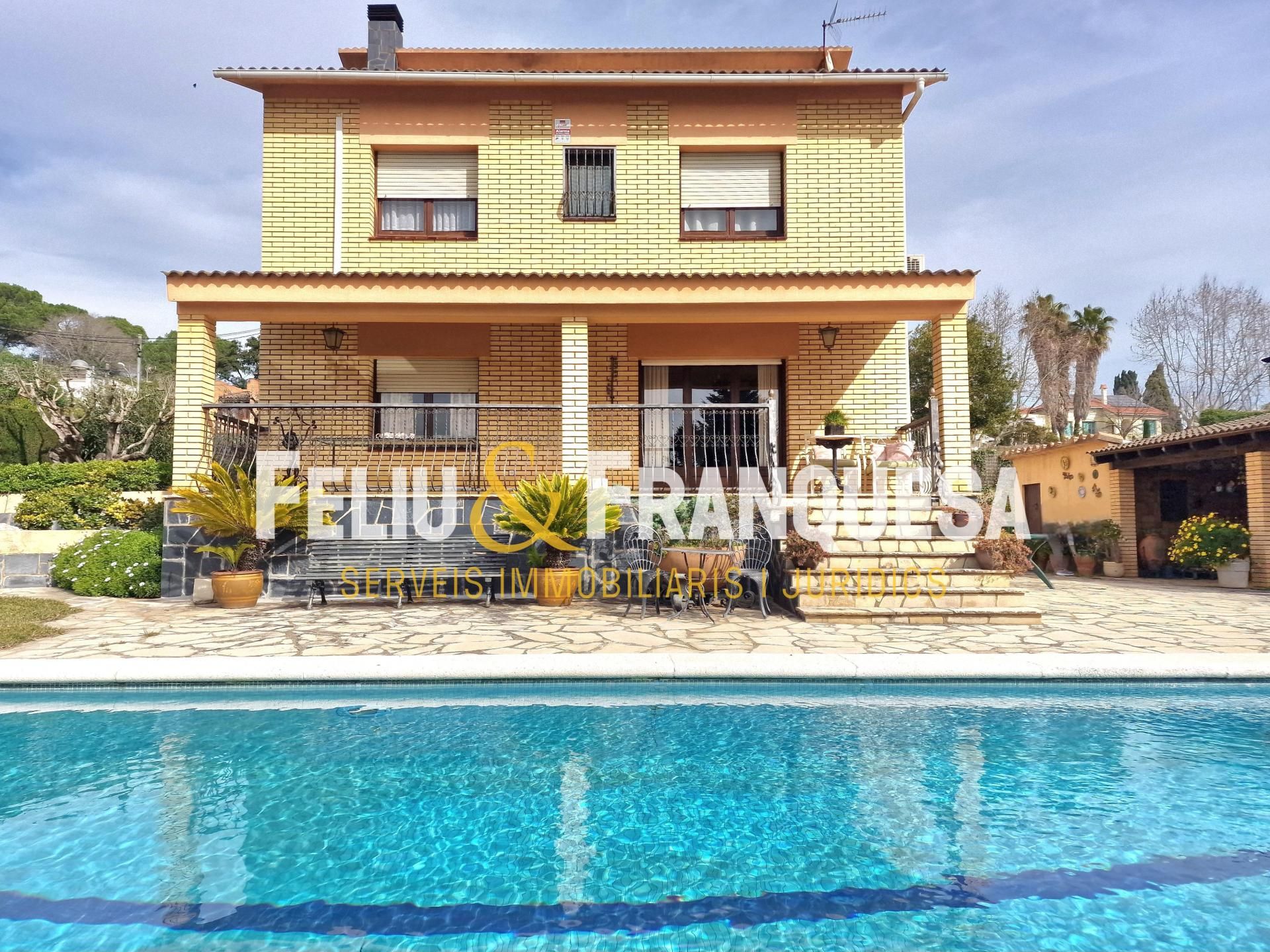 Vista exterior de Casa o xalet en venda en Sant Cugat del Vallès amb Calefacció, Jardí privat i Terrassa