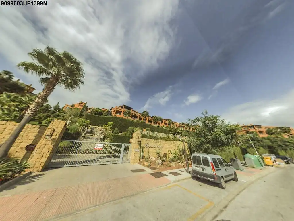 Vista exterior de Piso en venta en Benahavís con Balcón y Piscina comunitaria