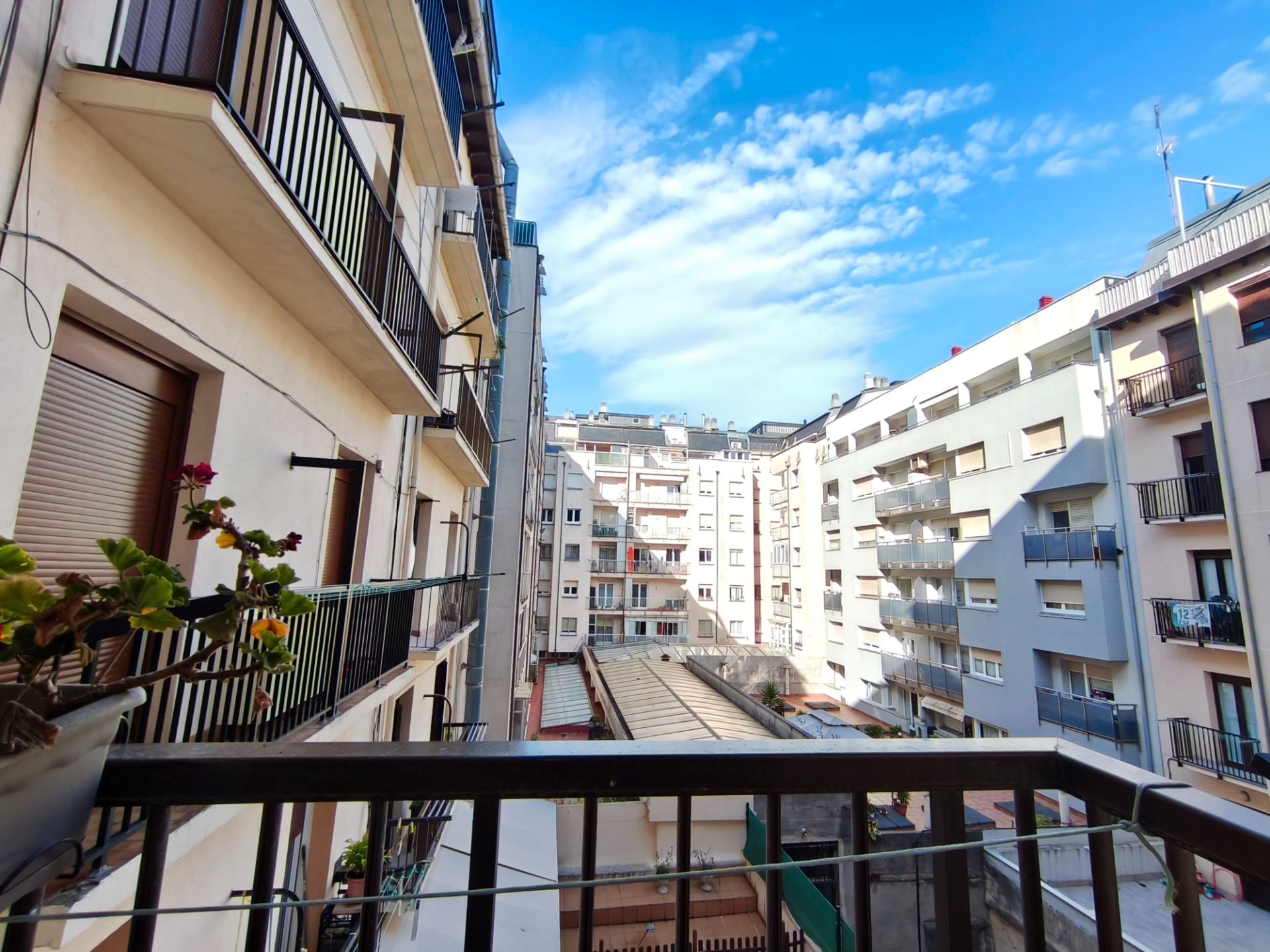 Vista exterior de Pis en venda en Donostia - San Sebastián  amb Balcó