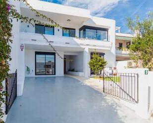 Vista exterior de Casa adosada de lloguer en Marbella amb Aire condicionat, Jardí privat i Terrassa