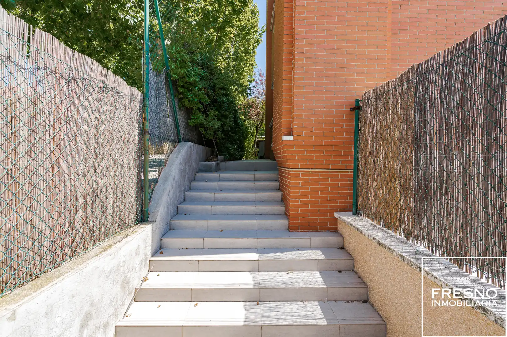 Vista exterior de Casa adosada en venda en Cobeña amb Aire condicionat, Calefacció i Jardí privat