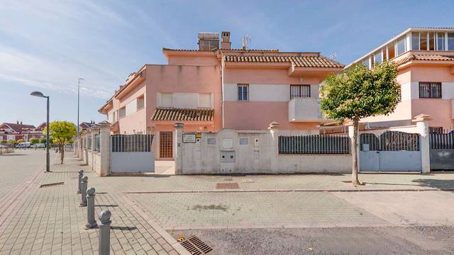 Casa adosada en Venta en C/ Juan Duncan en Corrales