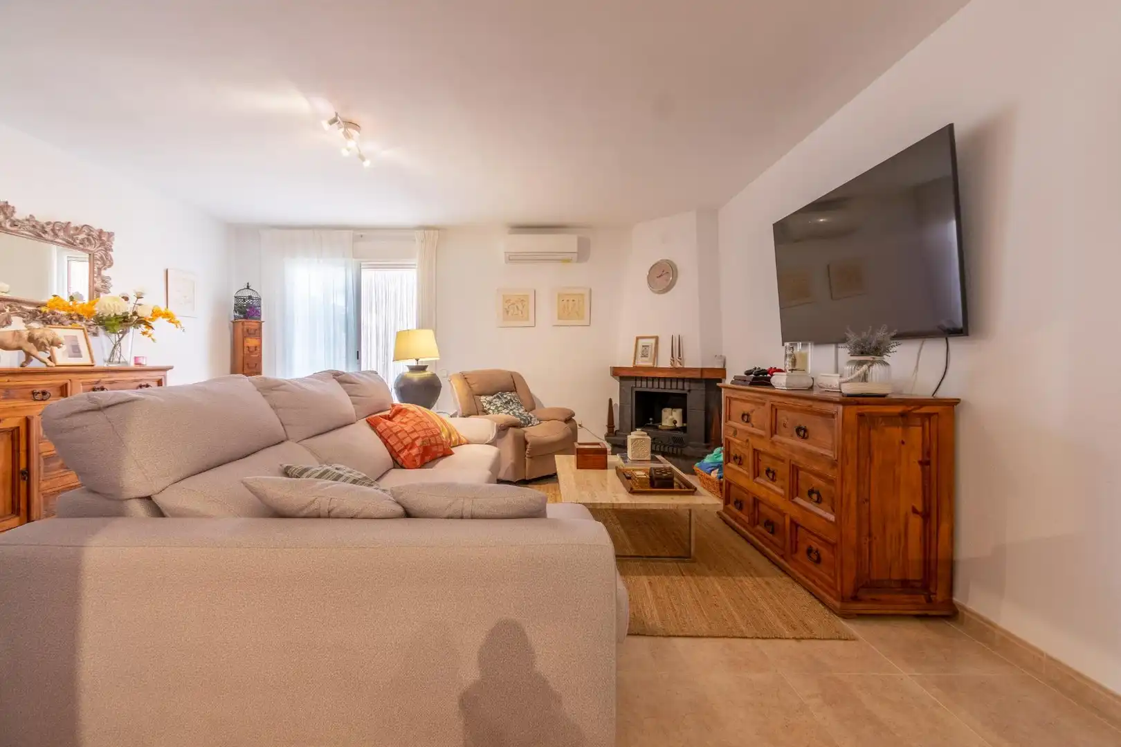 Sala de estar de Casa adosada en venta en Almería con Aire acondicionado, Calefacción y Terraza
