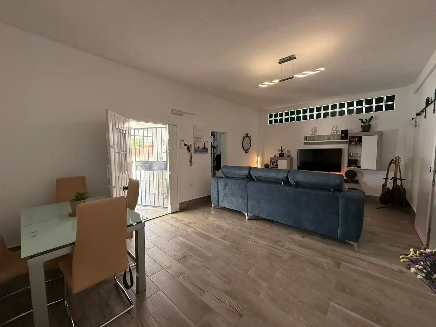 Sala d'estar de Casa o xalet en venda en Utrera amb Jardí privat, Terrassa i Piscina