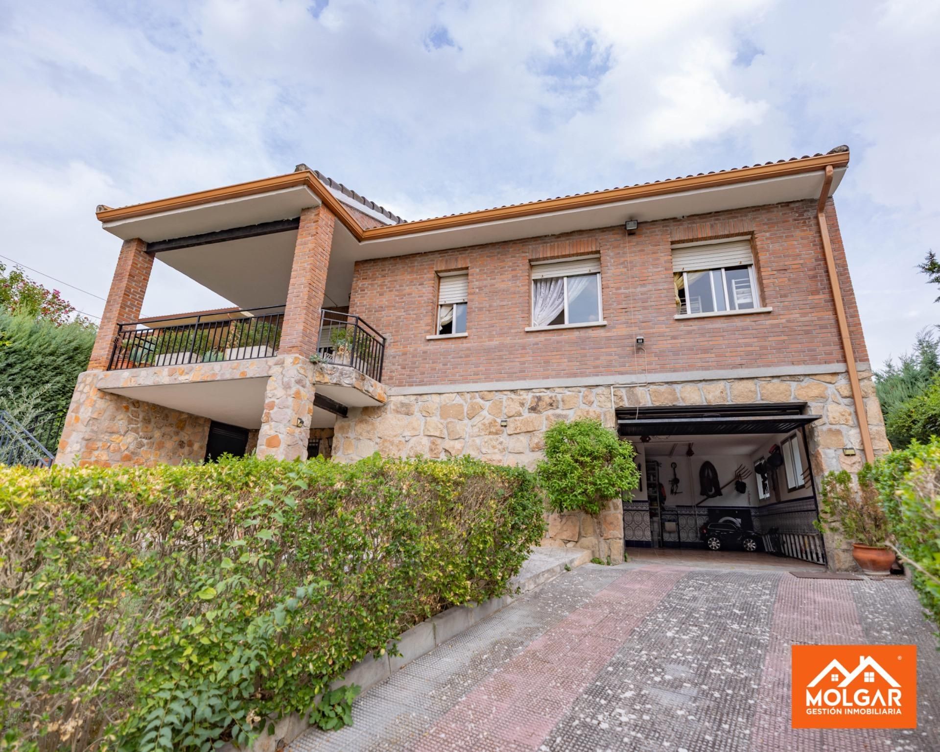 Vista exterior de Casa o xalet en venda en El Casar amb Calefacció, Jardí privat i Traster