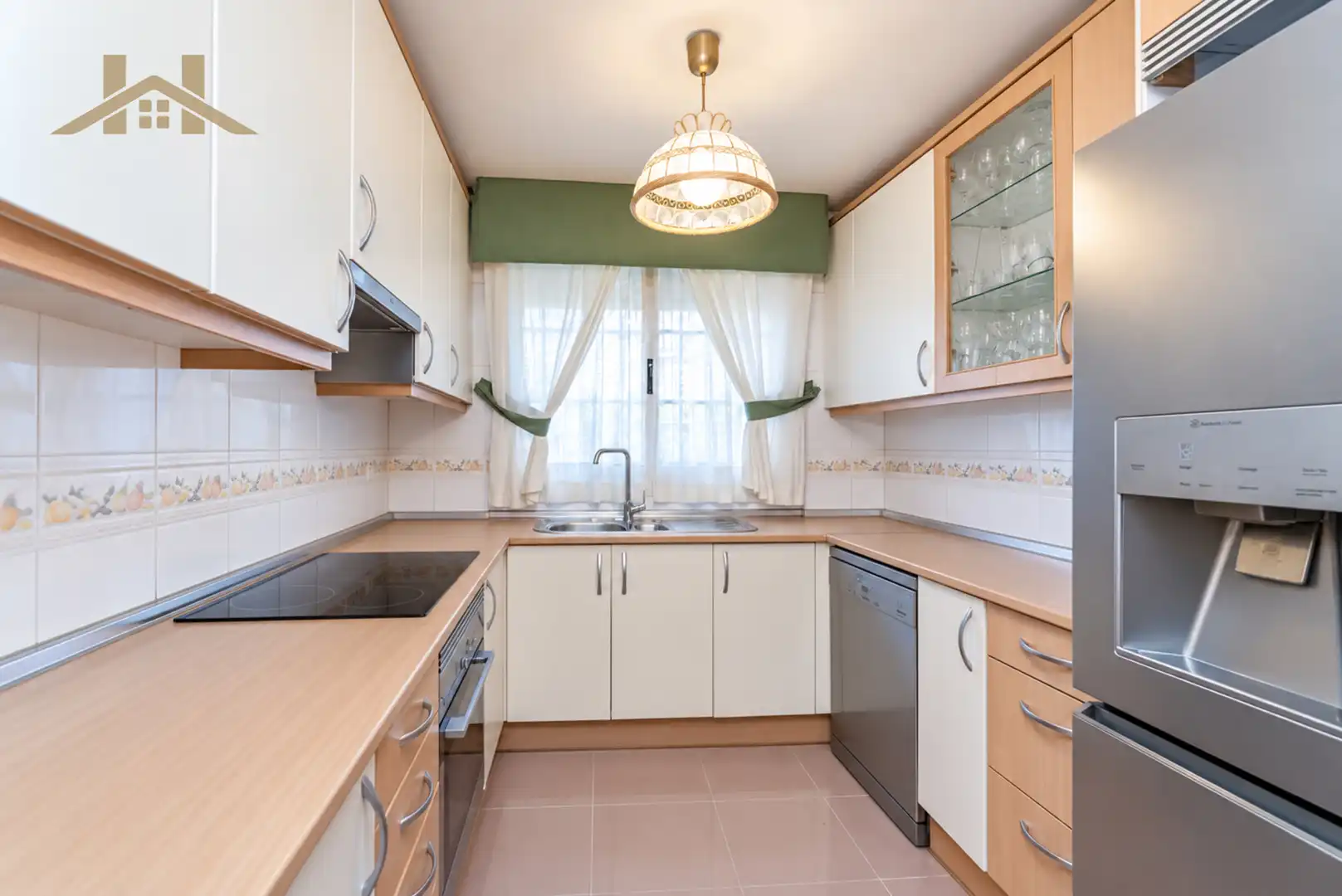 Cocina de Casa adosada en venta en Majadahonda con Aire acondicionado, Calefacción y Jardín privado