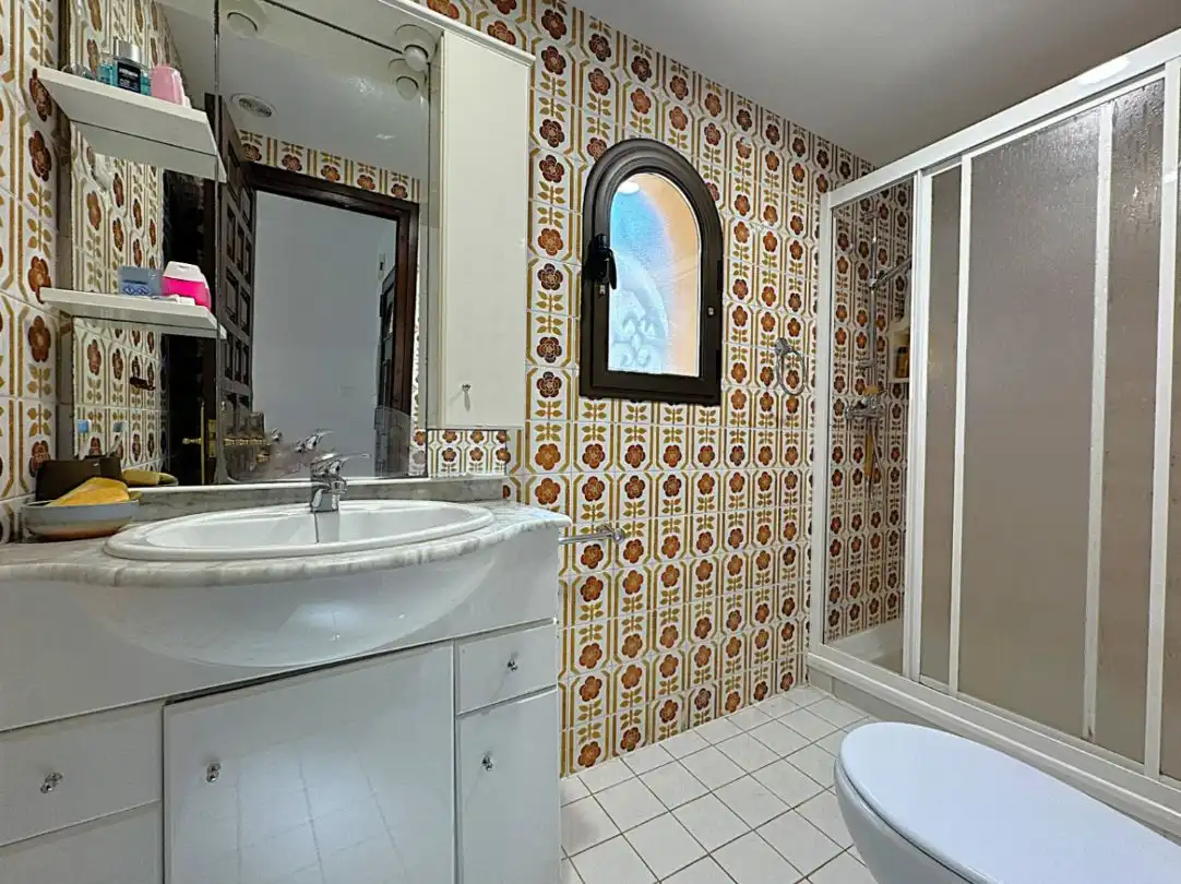 Bathroom of Houses for sale in Calpe / Calp  with Air Conditioner, Heating and Private garden