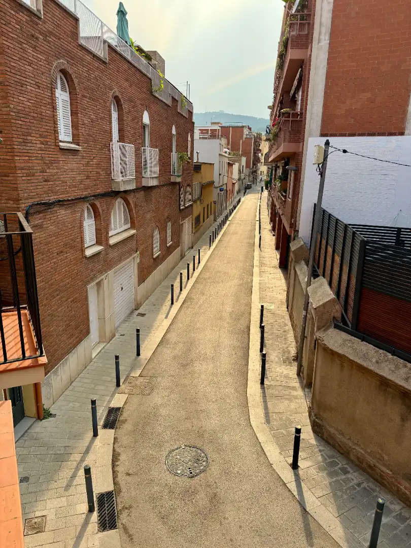 Vista exterior de Casa adosada en venda en Barcelona amb Aire condicionat, Calefacció i Jardí privat