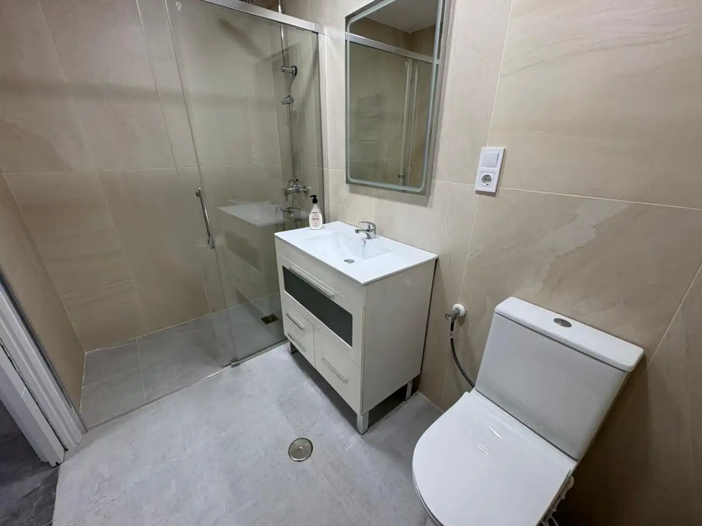 Baño de Piso en venta en Manzanares con Aire acondicionado, Terraza y Balcón