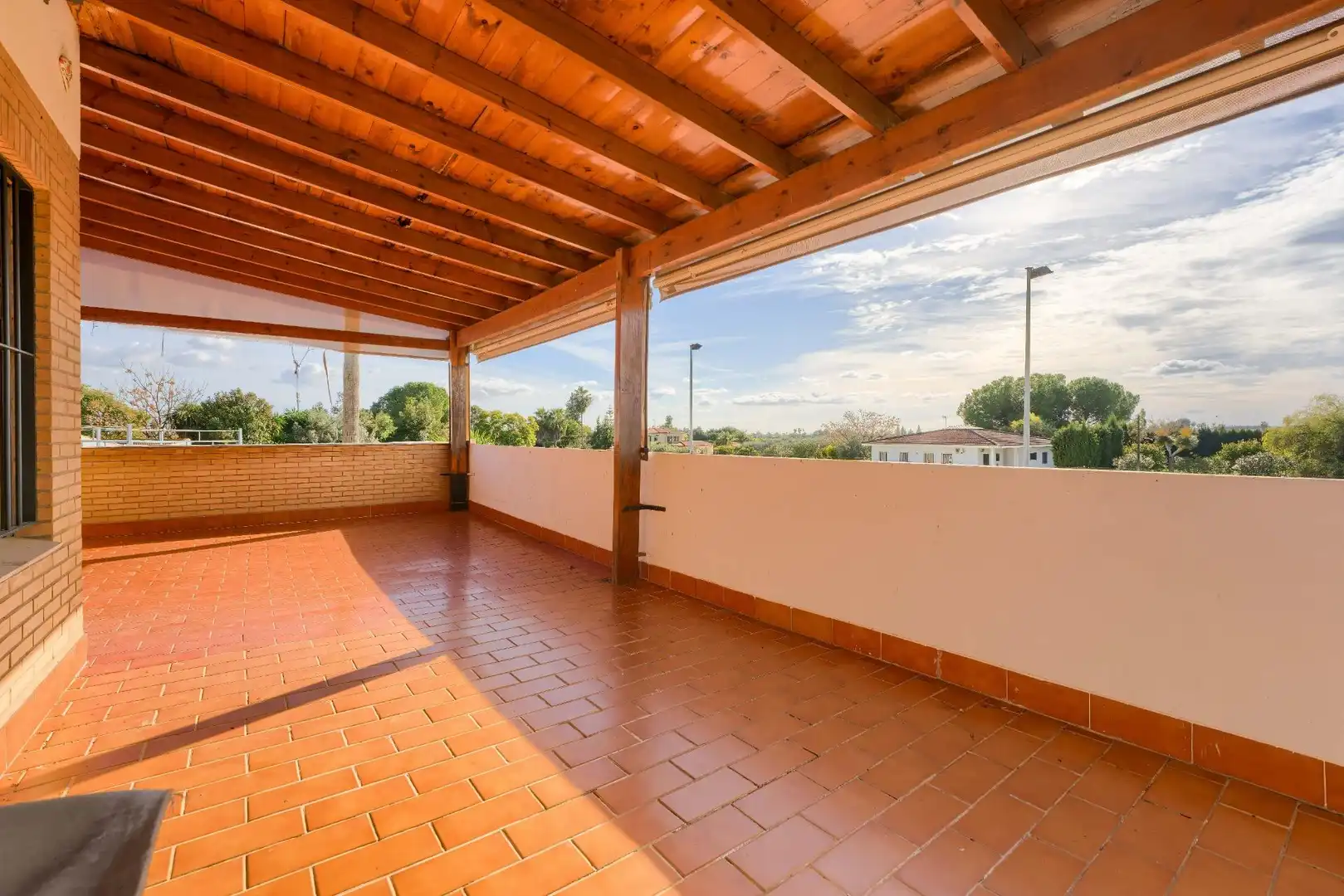 Terrassa de Casa o xalet en venda en Espartinas amb Aire condicionat, Jardí privat i Terrassa