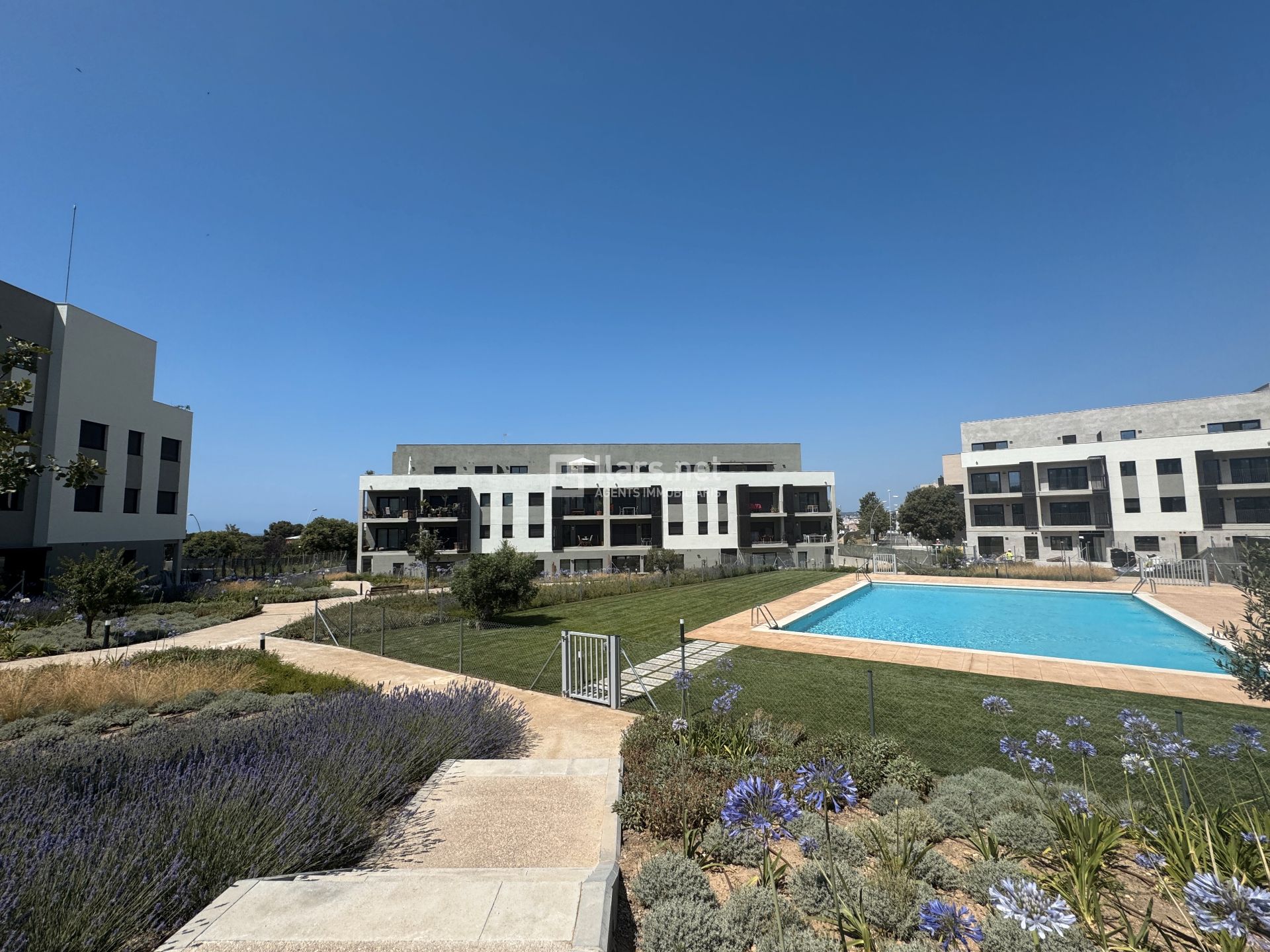Vista exterior de Pis en venda en Vilanova i la Geltrú amb Aire condicionat, Calefacció i Jardí privat