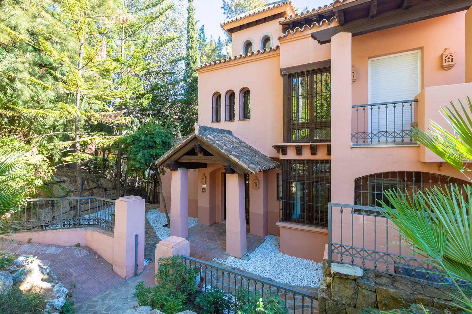 Vista exterior de Casa adosada de lloguer en Marbella amb Aire condicionat, Calefacció i Jardí privat