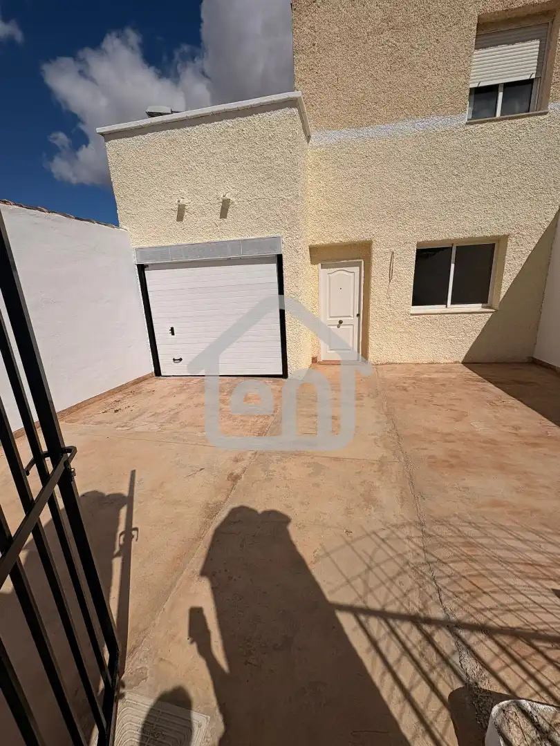 Parkplatz von Einfamilien-Reihenhaus zum Verkauf in Requena mit Terrasse