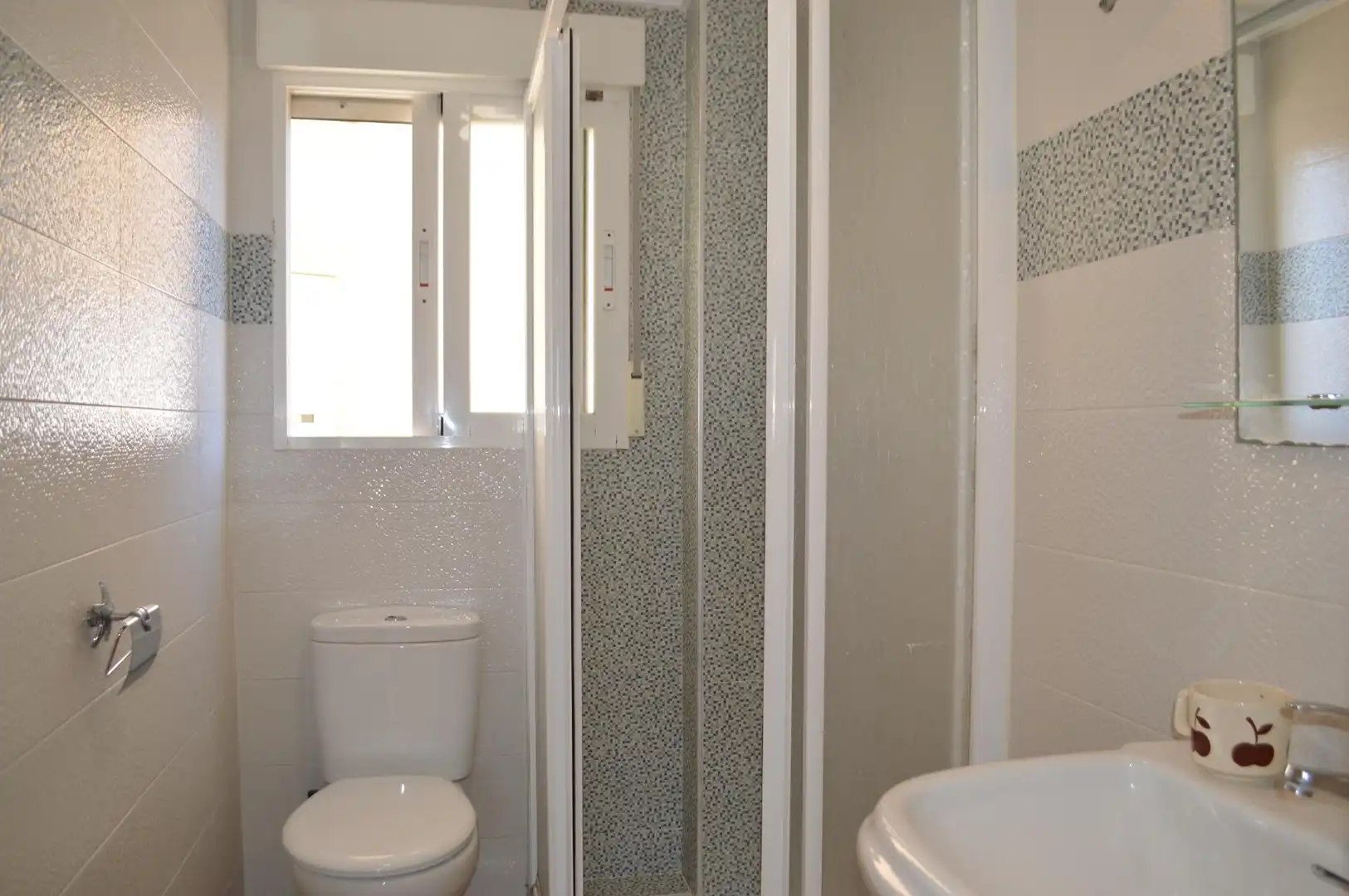 Bathroom of Flat for rent in Granada  with Air Conditioner, Furnished and Balcony
