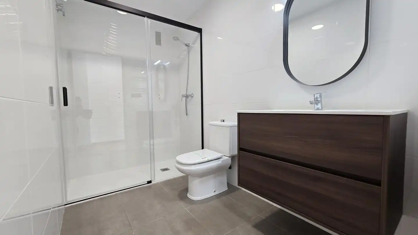 Badezimmer von Wohnung zur Miete in Gandia mit Klimaanlage, Terrasse und Möbliert