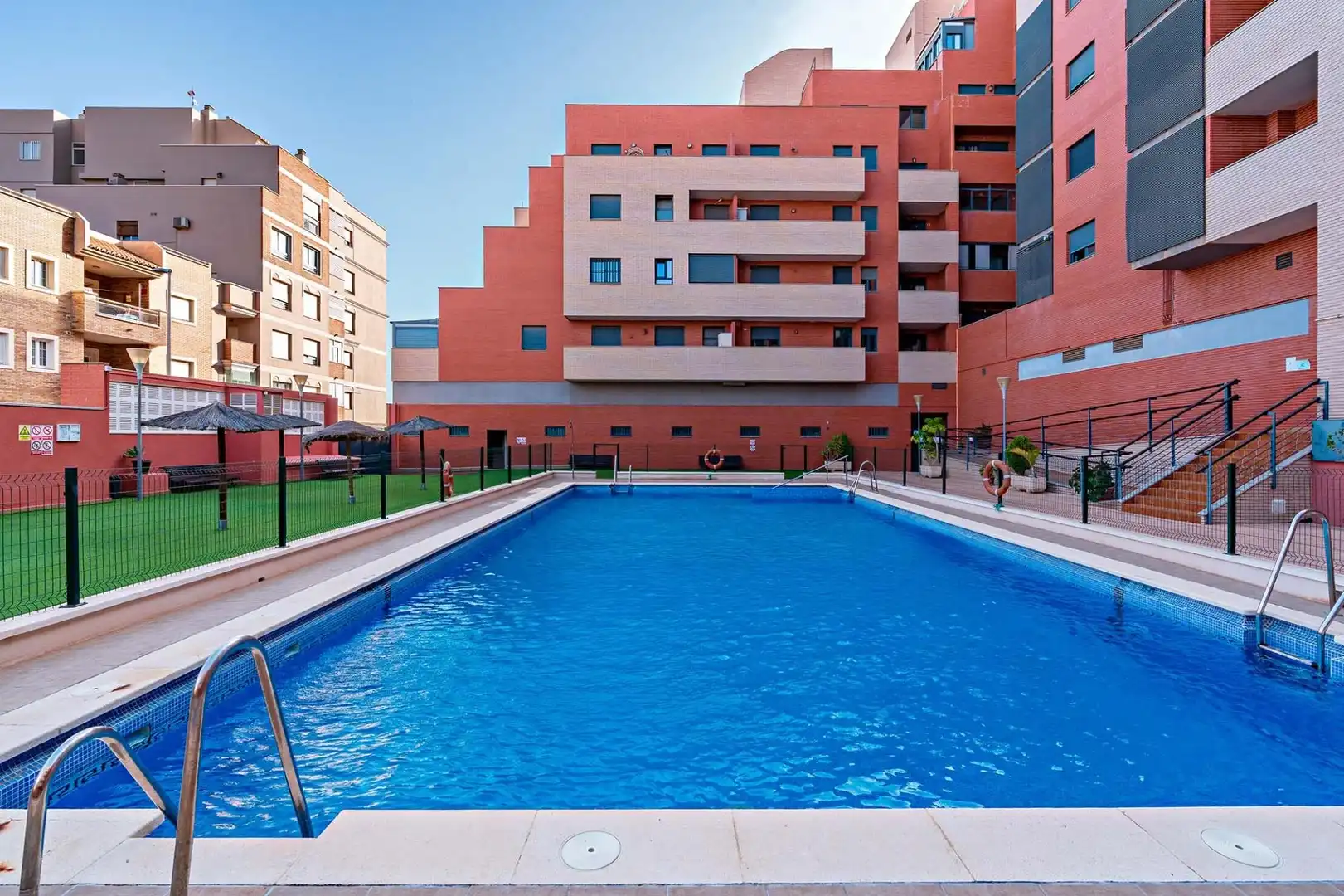 Piscina de Pis en venda en Roquetas de Mar amb Aire condicionat, Calefacció i Terrassa