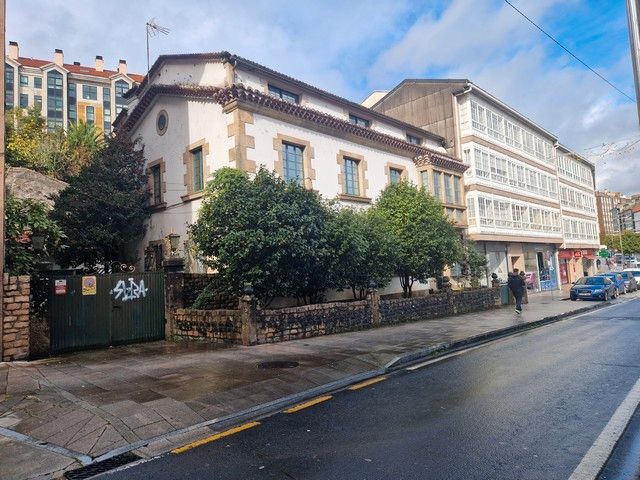 Vista exterior de Casa o xalet en venda en Santiago de Compostela  amb Calefacció, Jardí privat i Parquet