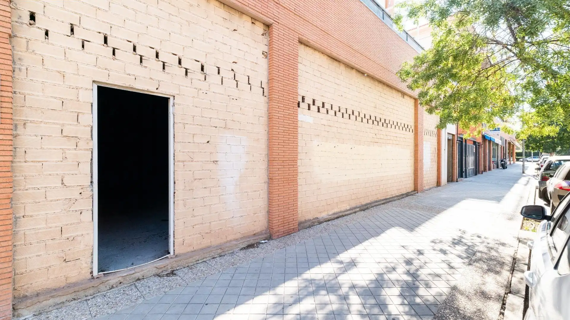 Vista exterior de Local en venta en  Granada Capital