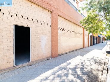 Local comercial en venda a Calle Torre de las Cabezas 12