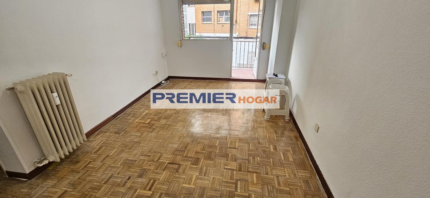 Habitación de Piso en venta en  Madrid Capital con Calefacción y Terraza