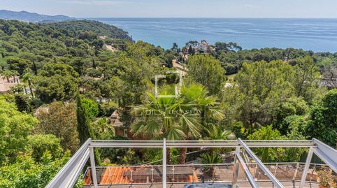 Elegante villa de 4 dormitorios con vistas al mar en venta en la prestigiosa zona de Santa Cristina, Blanes
