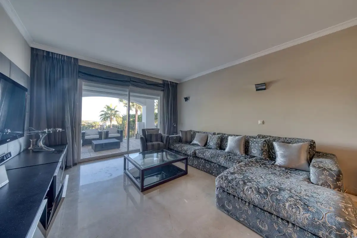 Sala de estar de Apartamento en venta en Benahavís con Aire acondicionado, Terraza y Piscina comunitaria