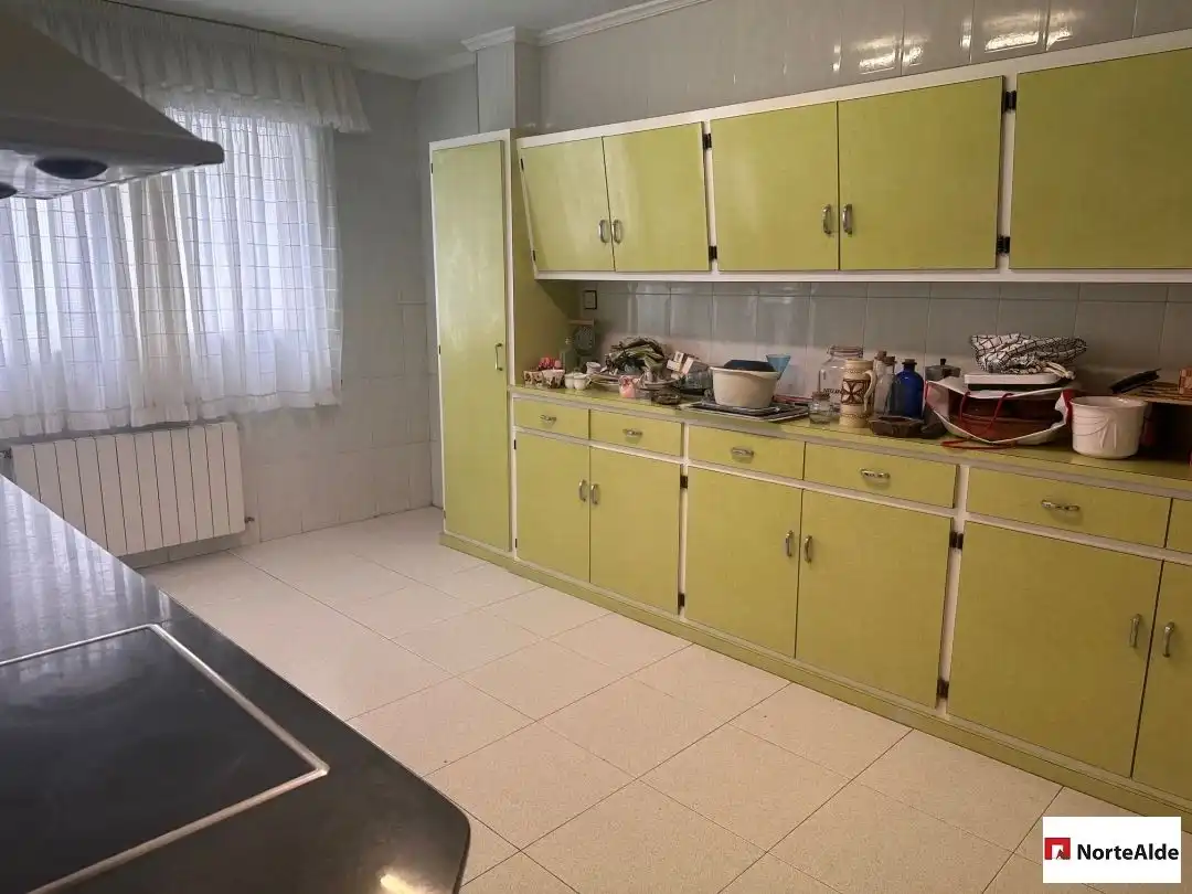 Cocina de Piso en venta en Barakaldo  con Calefacción, Trastero y Balcón