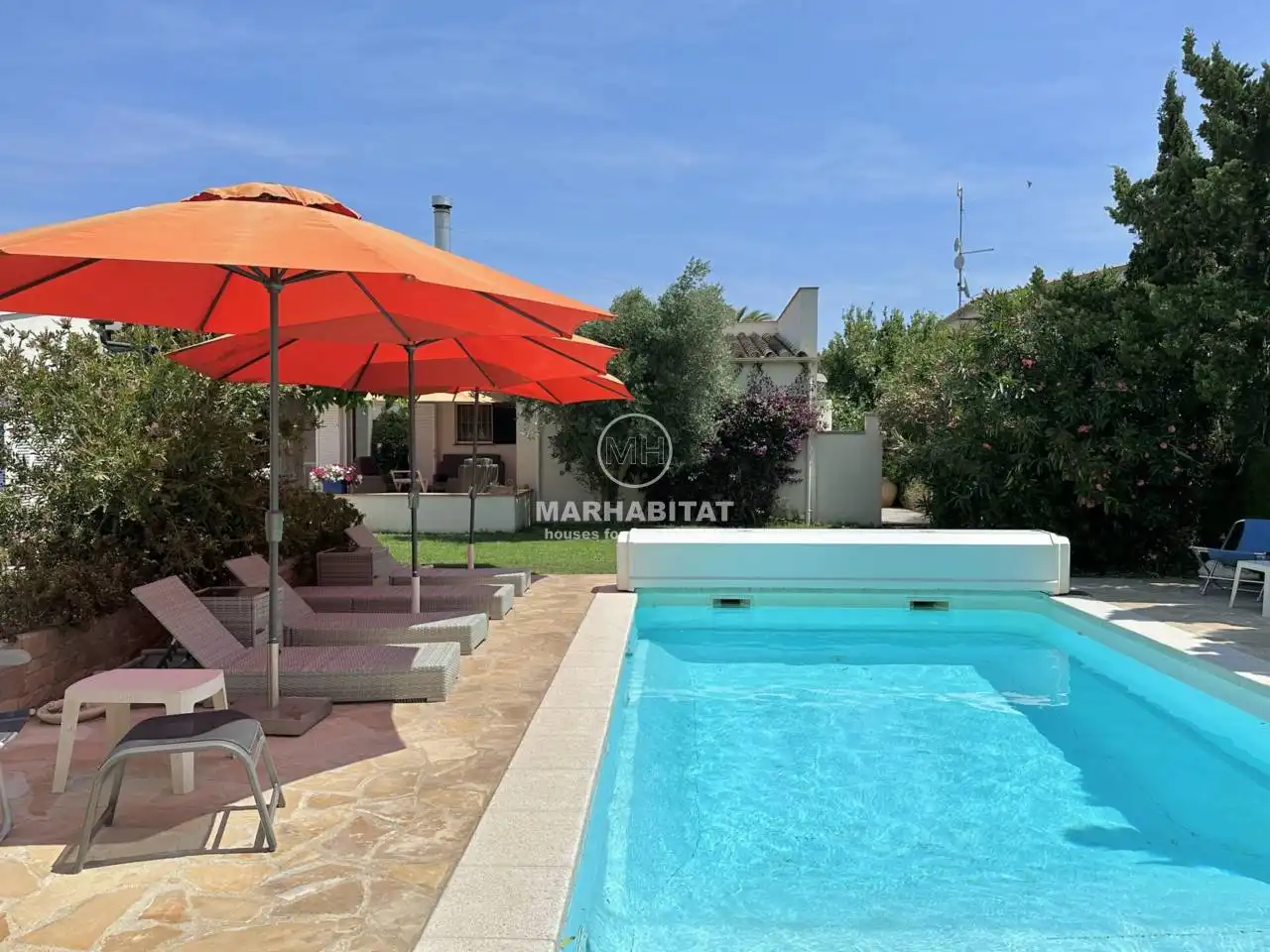 Vista exterior de Casa o xalet en venda en L'Escala amb Aire condicionat, Jardí privat i Terrassa