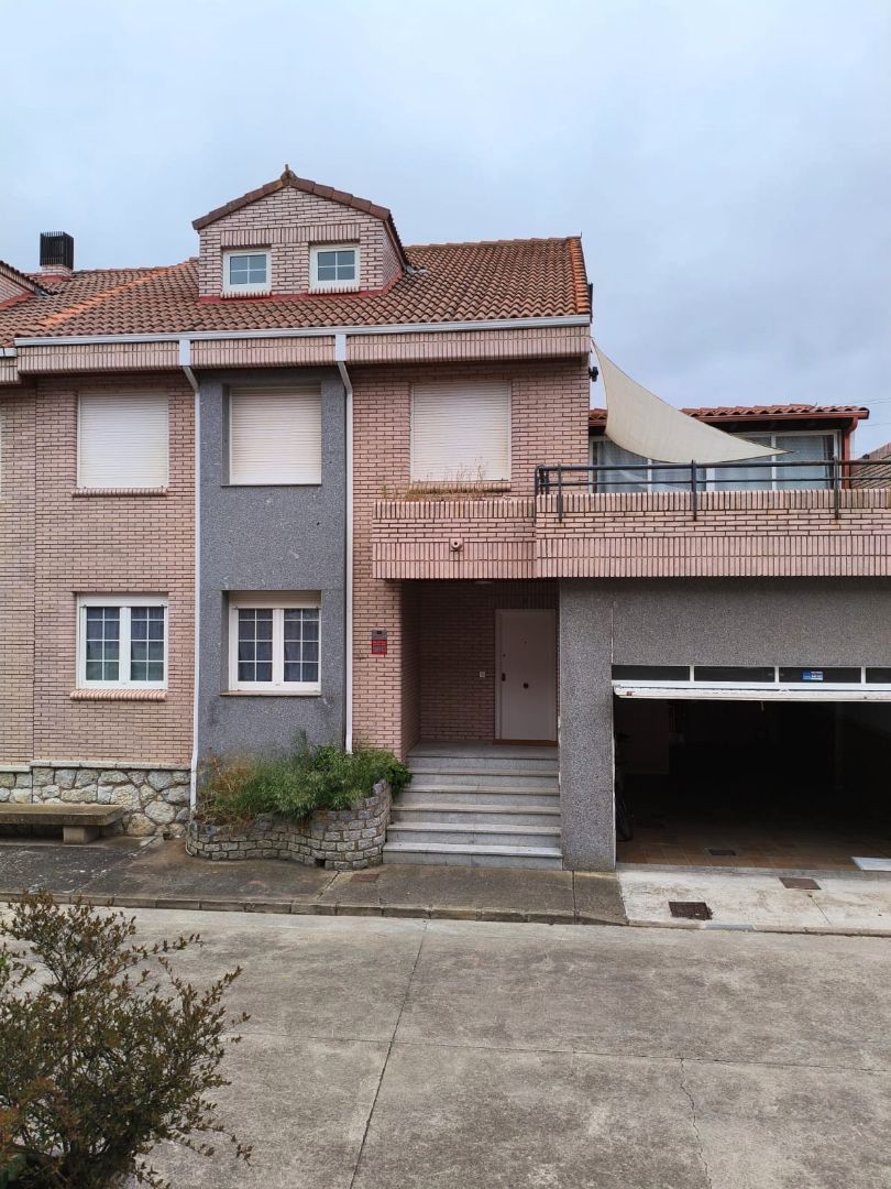 Exterior view of Single-family semi-detached for sale in Villaquilambre  with Air Conditioner, Heating and Private garden