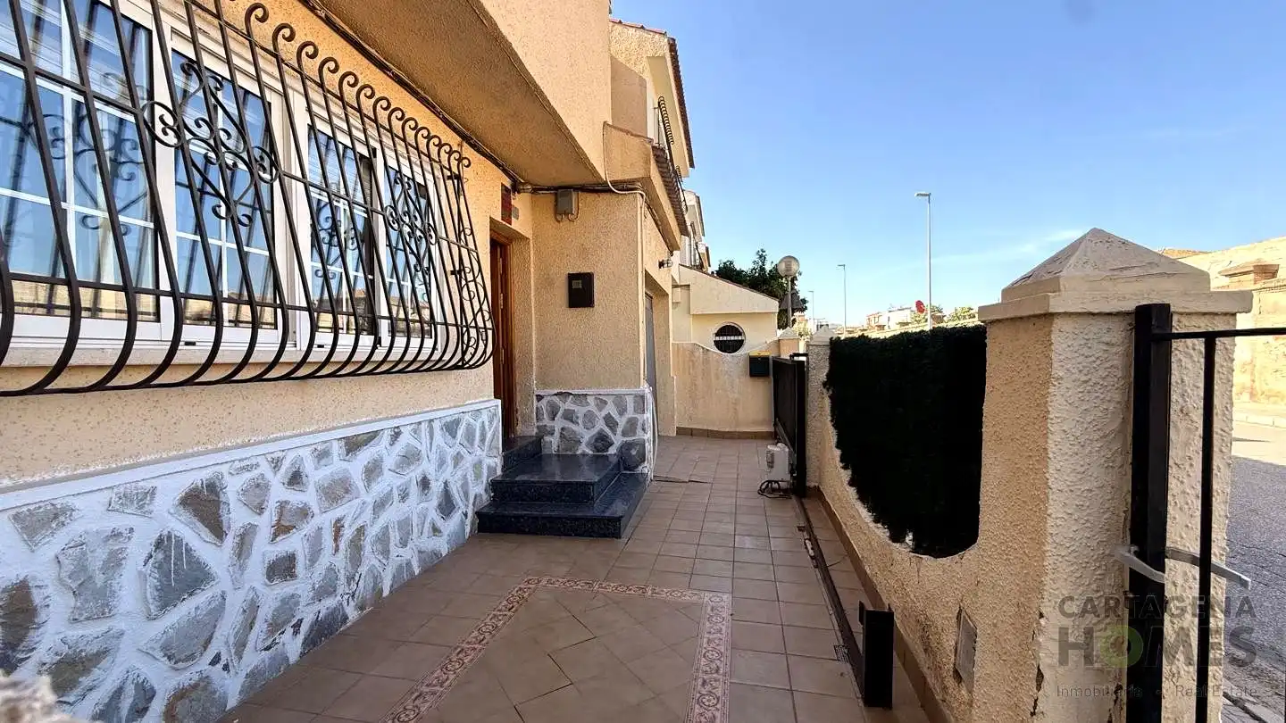 Vista exterior de Casa o xalet en venda en Cartagena amb Aire condicionat i Jardí privat