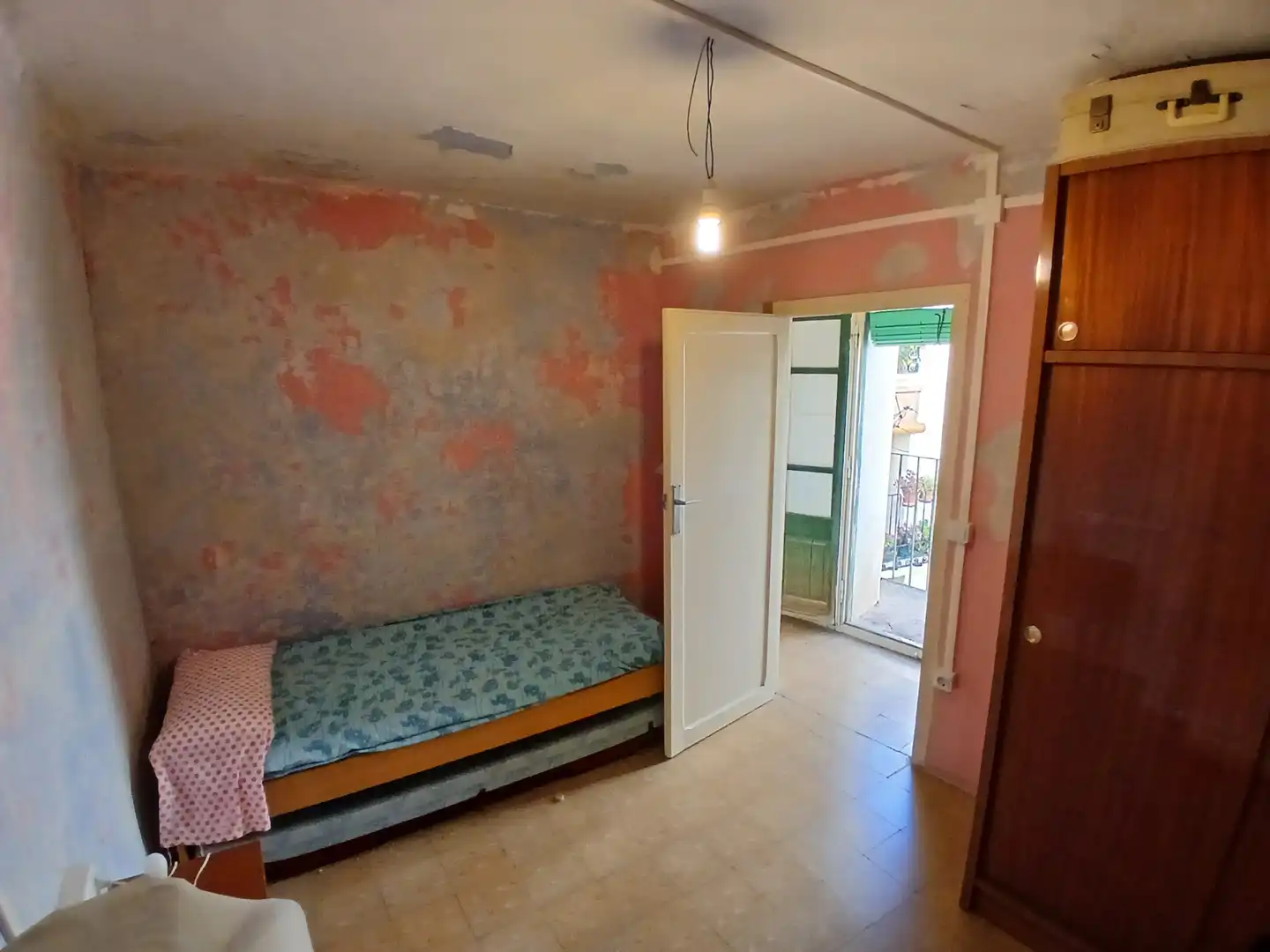 Habitación de Casa adosada en venta en Monroyo con Amueblado, Horno y Balcón