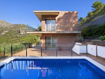Casa con piscina en venta en Sitges - Calle ERAMPRUNYA