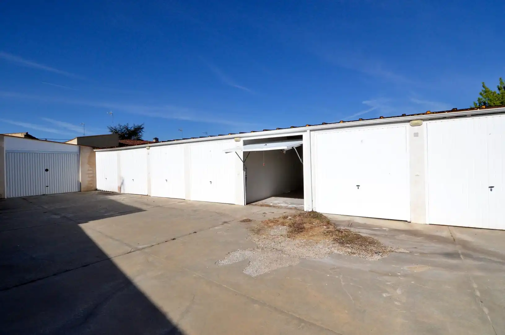 Exterior view of Garage for sale in Zarapicos