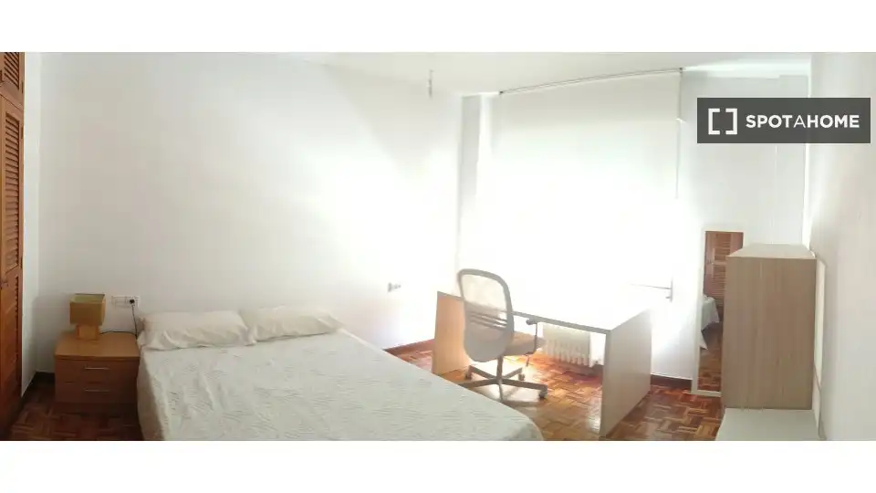 Dormitori de Apartament per a compartir en  Pamplona / Iruña amb Aire condicionat, Terrassa i Moblat