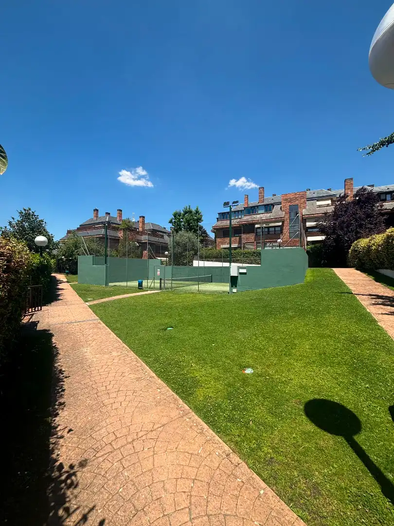 Vista exterior de Planta baja en venta en Las Rozas de Madrid con Calefacción, Trastero y Piscina comunitaria