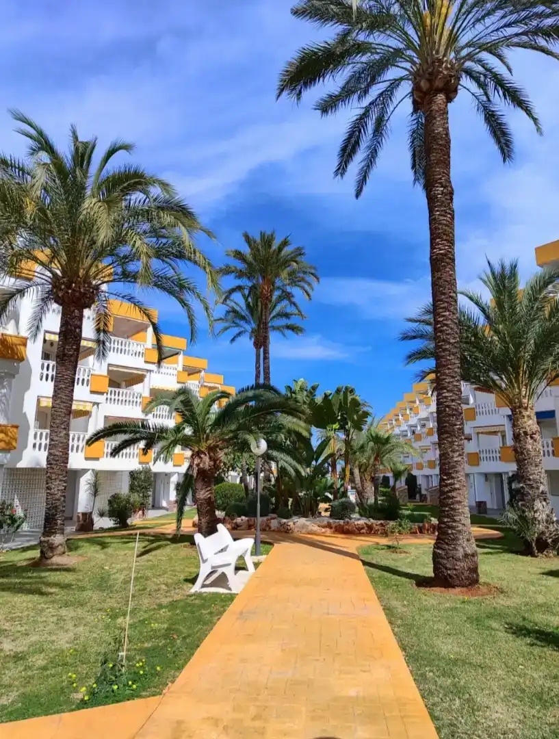 Vista exterior de Pis de lloguer en Dénia amb Aire condicionat, Jardí privat i Piscina