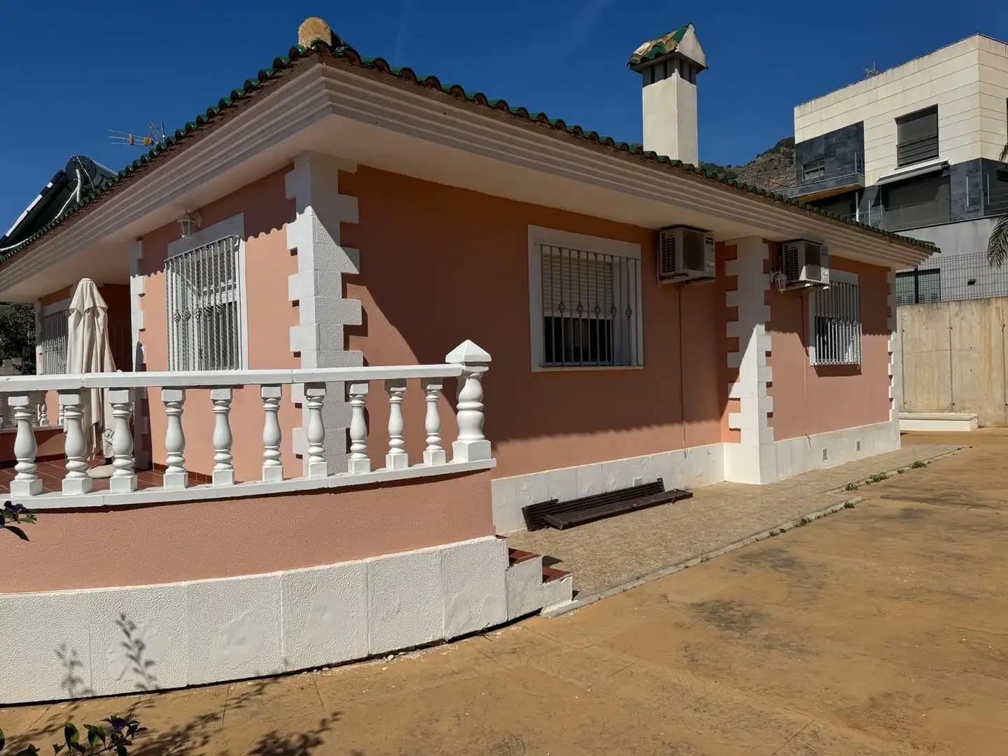 Vista exterior de Casa o xalet en venda en Orihuela amb Aire condicionat, Jardí privat i Traster