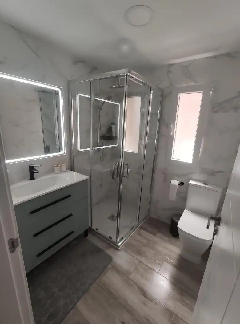 Baño de Piso en venta en Venta de Baños con Trastero y Amueblado