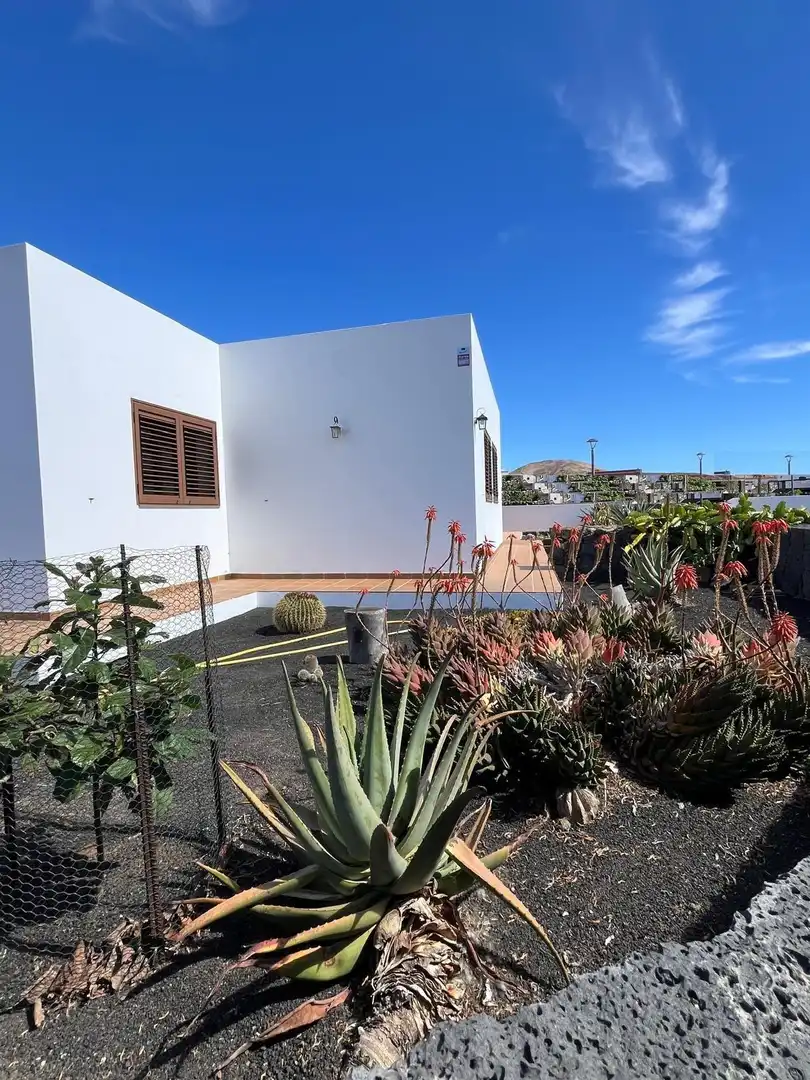 Vista exterior de Casa o xalet en venda en Tinajo amb Jardí privat, Terrassa i Traster