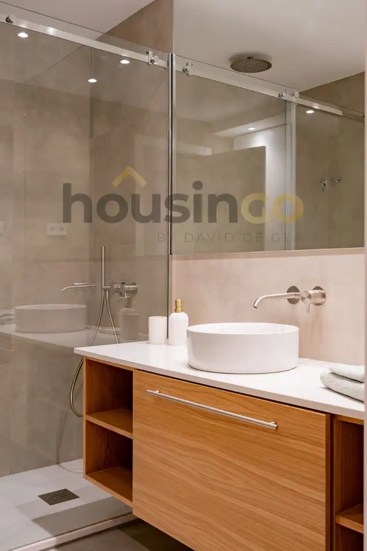 Badezimmer von Wohnungen zur Miete in Madrid mit Klimaanlage, Heizung und Parkett